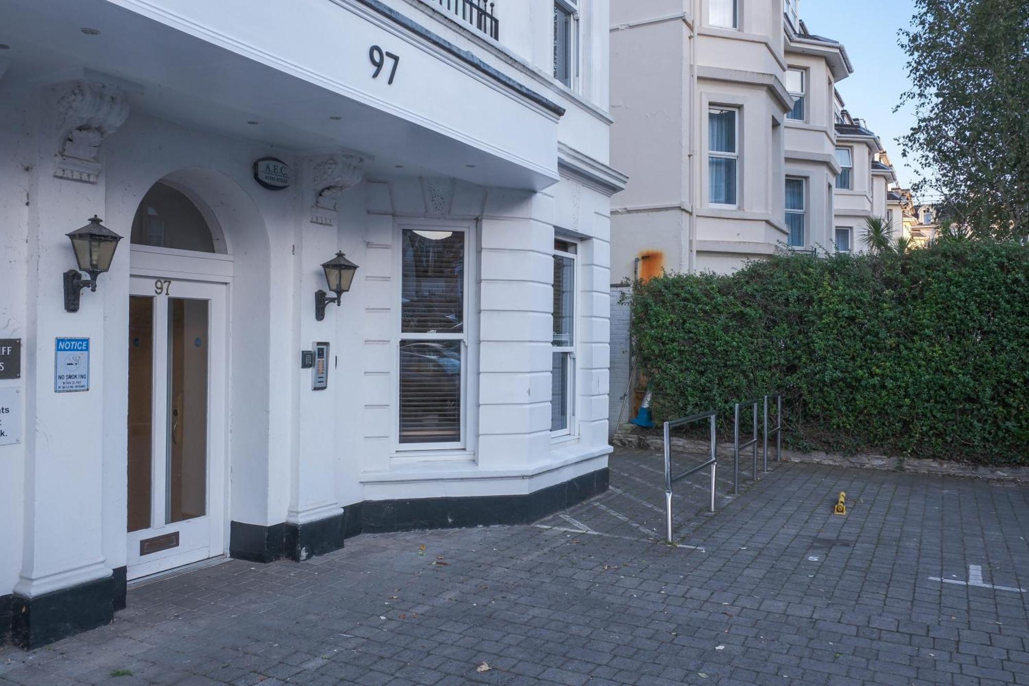 Bournemouth Beachfront Retreat 3 Bedroom 3 Bathroom Seaside B&B With Free Parking Екстериор снимка